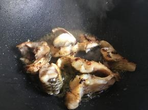 烹入料酒去腥，并下葱段、姜片、蒜头煸香；