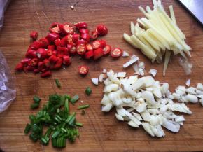 葱、姜、蒜、小米辣切碎备用；