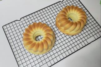 烤制完成后，马上取出模具，脱模晾凉保存。（这里的硅胶模具要趁热脱模哟）