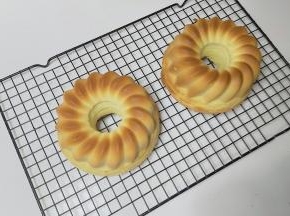 烤制完成后，马上取出模具，脱模晾凉保存。（这里的硅胶模具要趁热脱模哟）