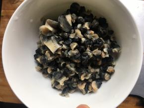 将螺肉解冻清洗干净，稍大的螺肉切小块；
