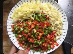 将辣椒、大蒜、生姜都切碎备用了。（辣椒切斜刀块、蒜片、姜片等形状都可根据自身喜好，图示为多道菜使用，因此注意放入量）
