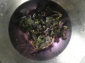 将紫苏叶过清水稍微切碎备用；
