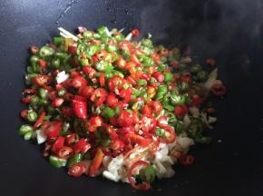 起锅热油了，倒入适量油，无需太多，油一定要烧热后倒入辣椒碎、蒜末、姜碎；
