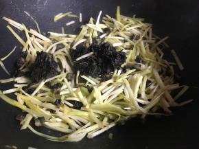 不停翻炒去腥后倒入韭黄段、紫苏段，翻拌均匀；
