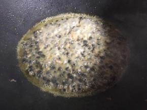 翻炒出水后倒入没过螺肉的啤酒；
