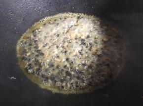 翻炒出水后倒入没过螺肉的啤酒；
