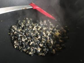 起锅热油，倒入适量菜籽油，倒入螺肉不停翻炒；
