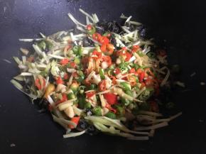 韭黄炒软后倒入上面辣椒料继续翻炒均匀；
