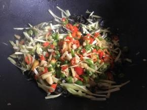 韭黄炒软后倒入上面辣椒料继续翻炒均匀；
