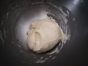 将油皮原料混合均匀，揉成光滑的面团，静置半小时