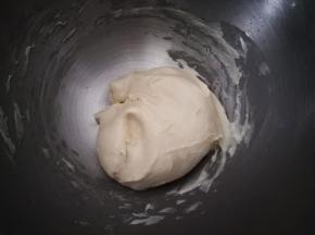 将油皮原料混合均匀，揉成光滑的面团，静置半小时