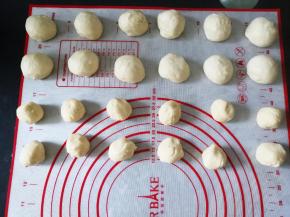 将油皮和油酥分别平均分成12份，滚圆