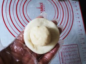 将油酥包入油皮中