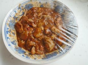 新鲜的鸡肉700克，

切成大小合适的块。

（最好用仔鸡，童子鸡，生态鸡）

将70克水和70克cook100重庆鸡公煲调料混合均匀。将鸡肉腌制进去。