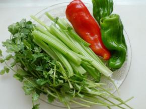 准备好芹菜、香菜、辣椒。
