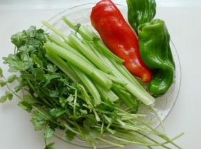 准备好芹菜、香菜、辣椒。