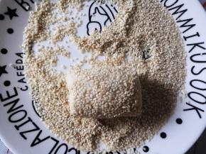 两面刷水，沾上白芝麻，轻轻擀一下