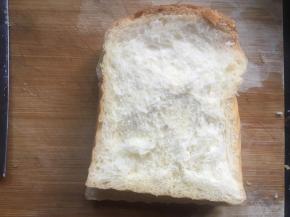 吐司切成薄片备用，不要太薄，太薄沾上鸡蛋液容易没形状，1厘米左右厚度即可；