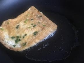 放入中小火的油锅中，不停晃动煎锅，使其受热均匀；