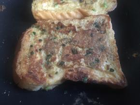 .两面煎黄后，取出装盘即可，也可以挤上沙拉酱等味道更香甜；