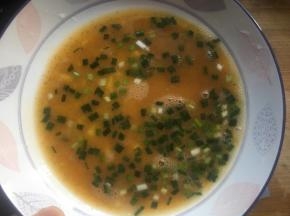 将鸡蛋液倒入平盘里；