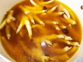 放入腌制好的鸡爪，连同里面腌制出来的汁也一起倒入，煮8分钟左右即可，煮太久就不好吃了哦