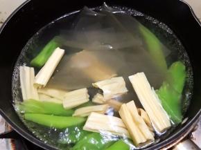 青笋煮熟后加入红薯粉皮和腐竹，在煮两分钟