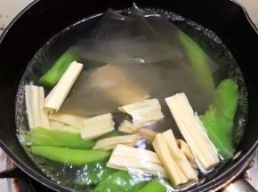 青笋煮熟后加入红薯粉皮和腐竹，在煮两分钟