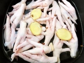 放入锅里，加入清水，料酒，姜片，花椒粒焯水