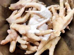 加入盐和一半盐焗粉拌匀，这里盐的用量稍微多一点，以舔一下够味为准。盖上保鲜膜放入冰箱冷藏腌制一晚