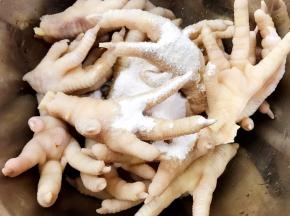 加入盐和一半盐焗粉拌匀，这里盐的用量稍微多一点，以舔一下够味为准。盖上保鲜膜放入冰箱冷藏腌制一晚