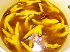 煮好后捞出鸡爪，用电风扇吹凉后放入冰箱急冻半小时