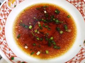 等锅里水沸腾后舀入两勺拌匀做为汤底，撒上葱花