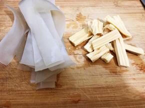 我用的干红薯粉皮，用清水泡软
腐竹提前泡发