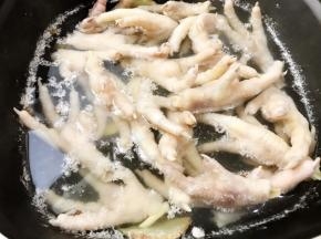 把焯好水的鸡爪捞出来