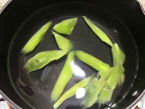 锅里加入水放入青笋煮至断生