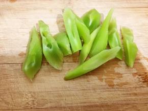 青笋去皮切小块