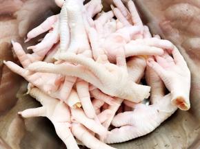 鸡爪反复淘洗干净