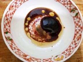 碗里加入盐，醋，白糖，蚝油，芝麻油