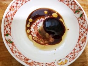 碗里加入盐，醋，白糖，蚝油，芝麻油