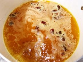 锅里加入清水，捏碎的黄栀子，盐，剩余的一半盐焗粉煮开，要比我们平时喝的汤咸一点哦