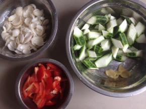 红椒去蒂去瓤，切小块，百合一瓣瓣剥出来