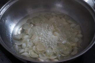 先用水煮百合几分钟