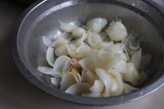 然后将百合捞起来