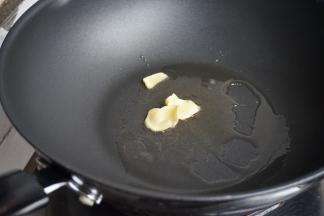 锅里加油烧热后，加入姜片