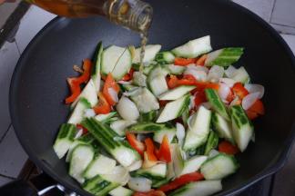 倒入少许料酒，炒匀，最后用生粉加水勾芡，翻炒几下