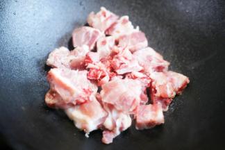 排骨洗净切块，放入锅中，