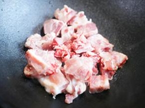 排骨洗净切块，放入锅中，