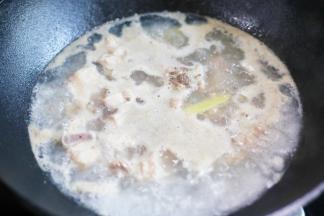 加冷水煮出浮沫焯去血水。